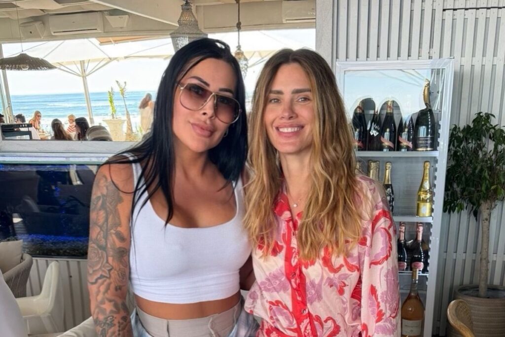 adriana-muller-posa-com-carolina-dieckmmann-em-clube-famoso-de-portugal
