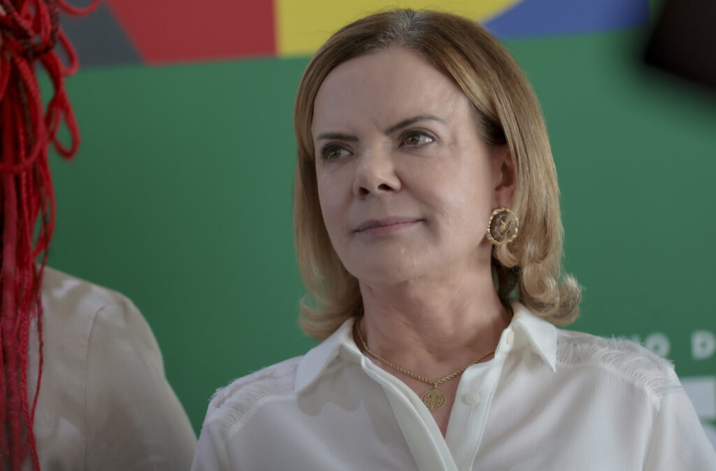 gleisi-critica-participacao-de-flavio-bolsonaro-em-evento-conservador-nos-eua