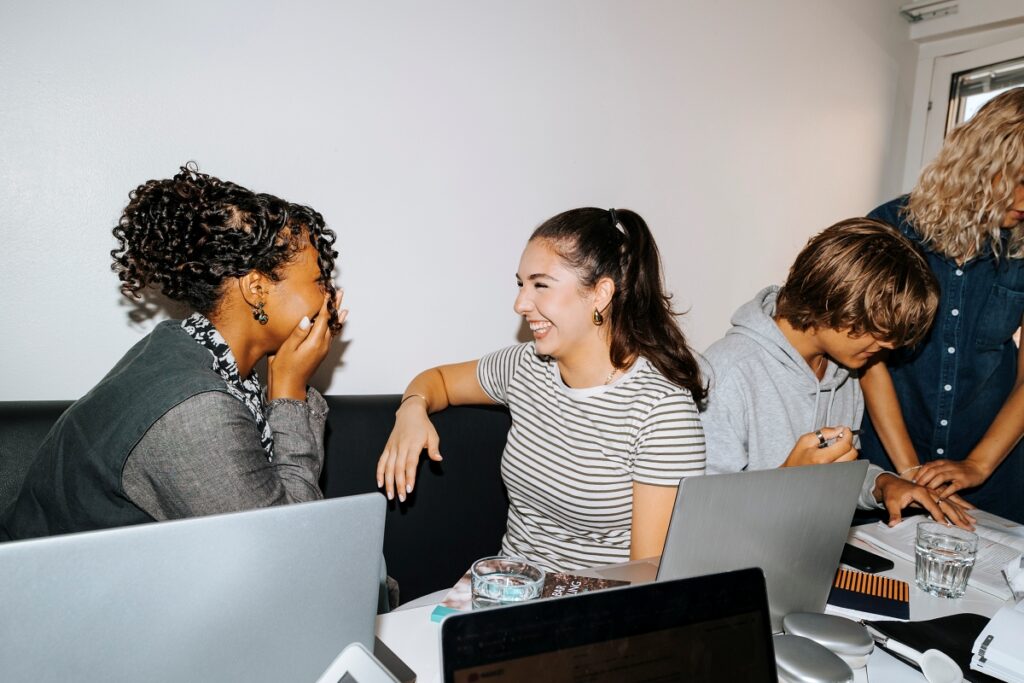 por-que-fofocamos?-o-que-a-psicologia-diz-sobre-esse-habito-“ruim”