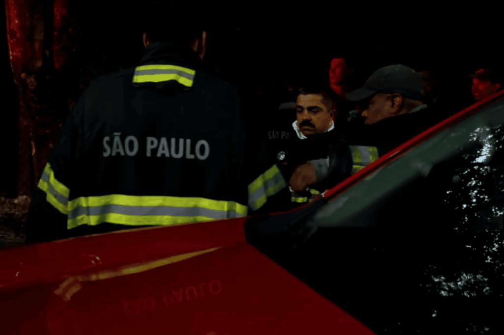 incendio-de-grandes-proporcoes-atinge-fabrica-de-mesas-de-sinuca-em-sp
