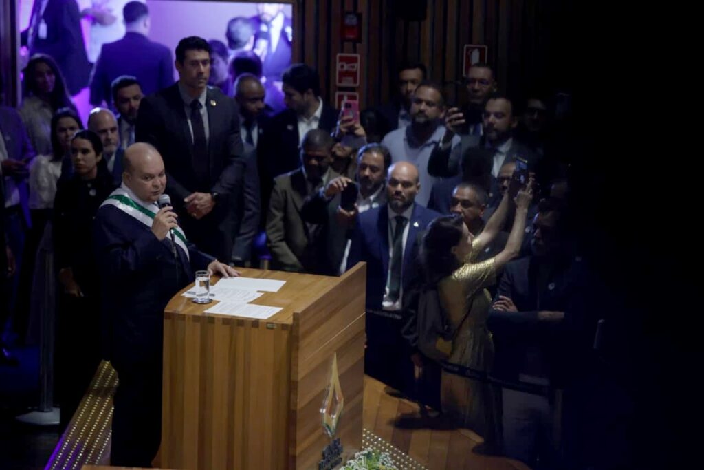 “uma-das-mulheres-mais-fortes-que-conheci”,-diz-ibaneis-sobre-celina