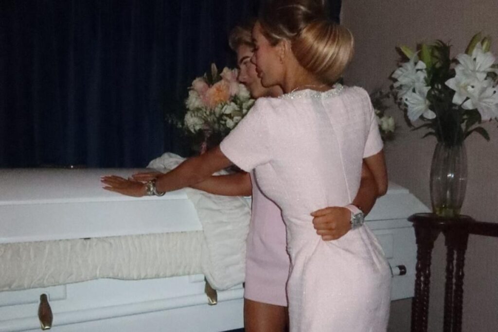 web-reage-apos-influencer-posar-perto-do-caixao-da-filha:-“repugnante”