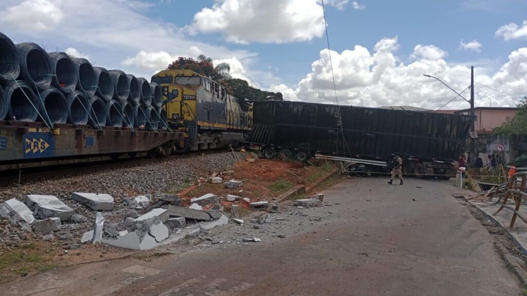 trem-arrasta-carreta-e-carros-em-cidade-mineira.-video