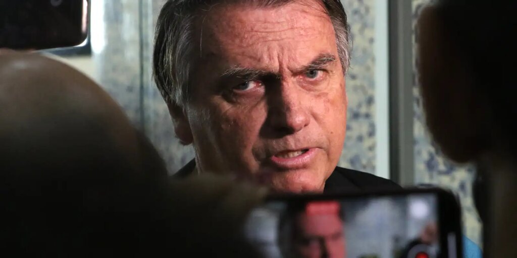 Defesa diz que Bolsonaro não tinha conhecimento sobre vídeo de Eduardo defesa-diz-que-bolsonaro-nao-tinha-conhecimento-sobre-video-de-eduardo