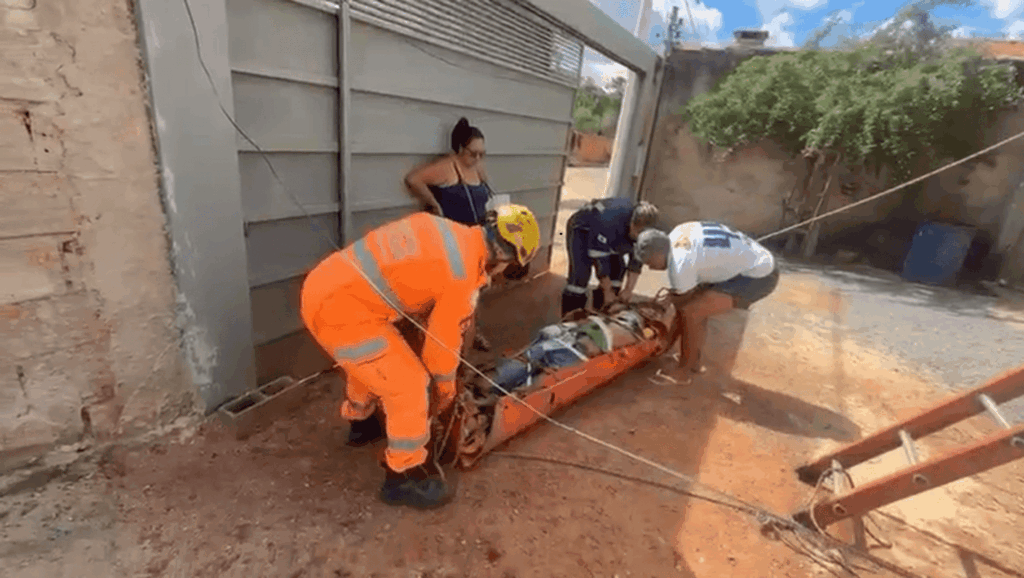 pedreiro-entra-em-coma-ao-cair-de-andaime-de-casa-em-construcao-em-mg.-video