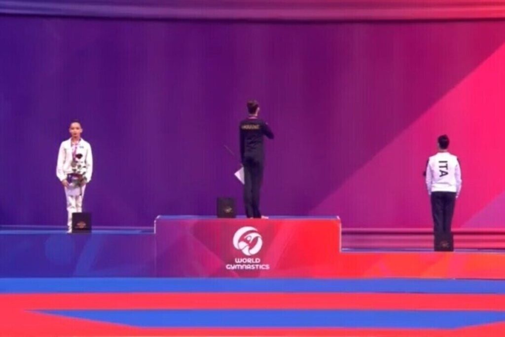 ginasta-russa-vira-de-costas-no-podio-durante-hino-da-ucrania