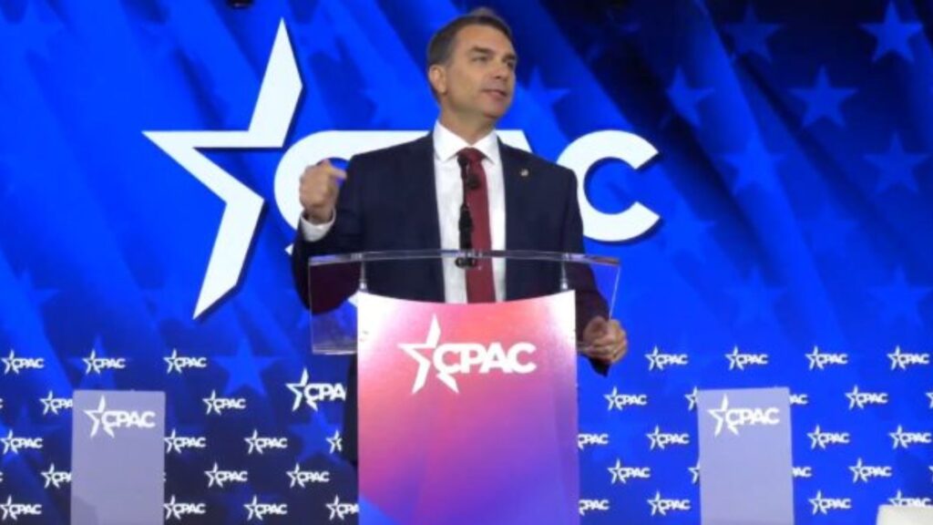 a-contradicao-entre-o-moderado-flavio-e-o-radicalismo-no-palco-dos-eua