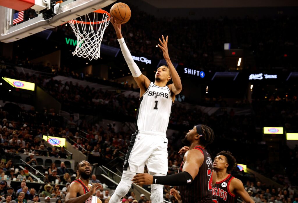 nba:-wembanyama-bate-recorde-com-duplo-duplo-mais-rapido-da-historia