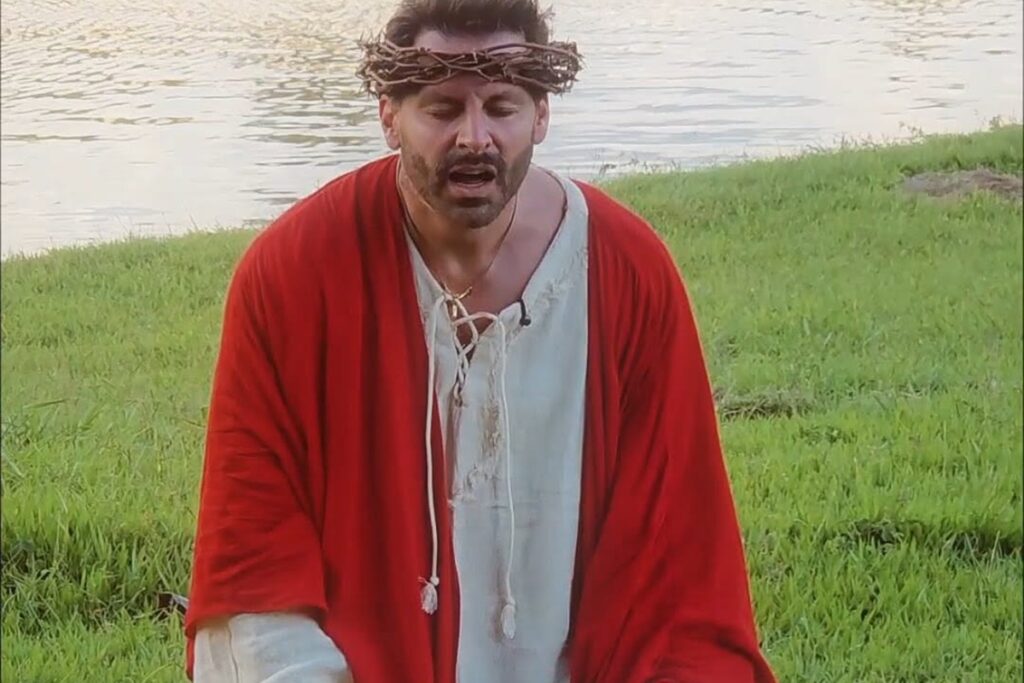 susto!-veja-o-momento-em-que-o-figurino-de-henry-castelli-pega-fogo.-video