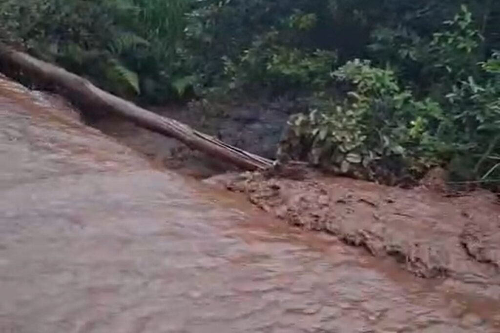 barragem-de-mineradora-transborda-apos-fortes-chuvas-em-mg.-veja-video