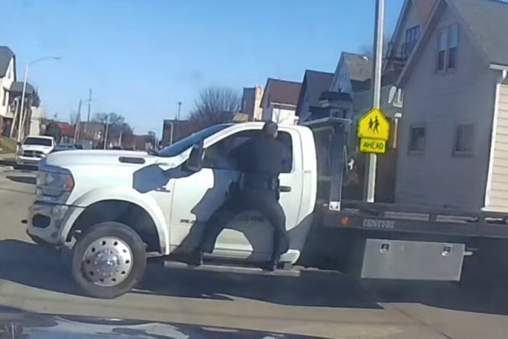 eua:-policial-mata-suspeito-ao-se-pendurar-em-caminhao-durante-fuga