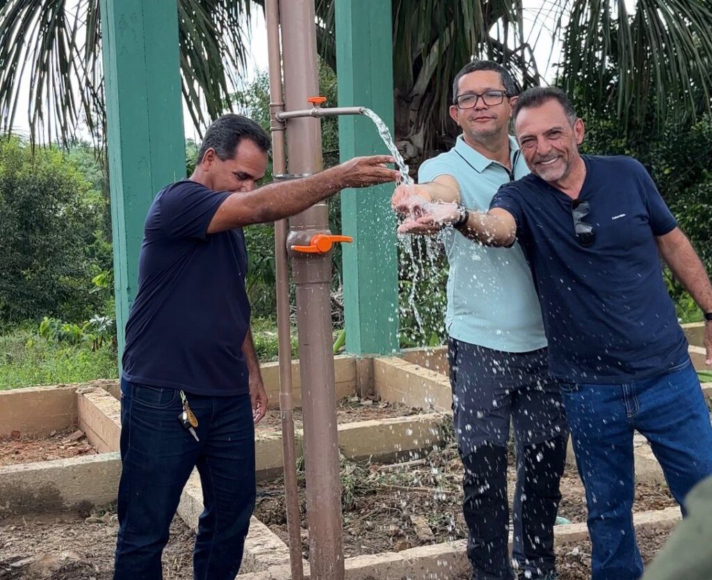 Com emenda de Zezinho Barbary , prefeito Salatiel Magalhães entrega sistema de água na Agrovila do Mujú e beneficia dezenas moradores
