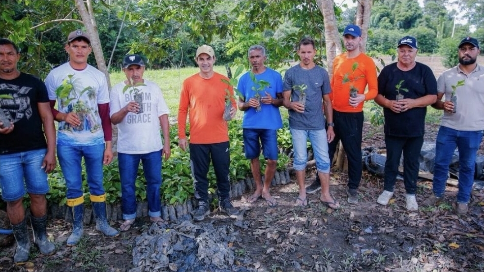 Zequinha Lima distribui 24 mil mudas de café nos rios Juruá Mirim e Valparaíso