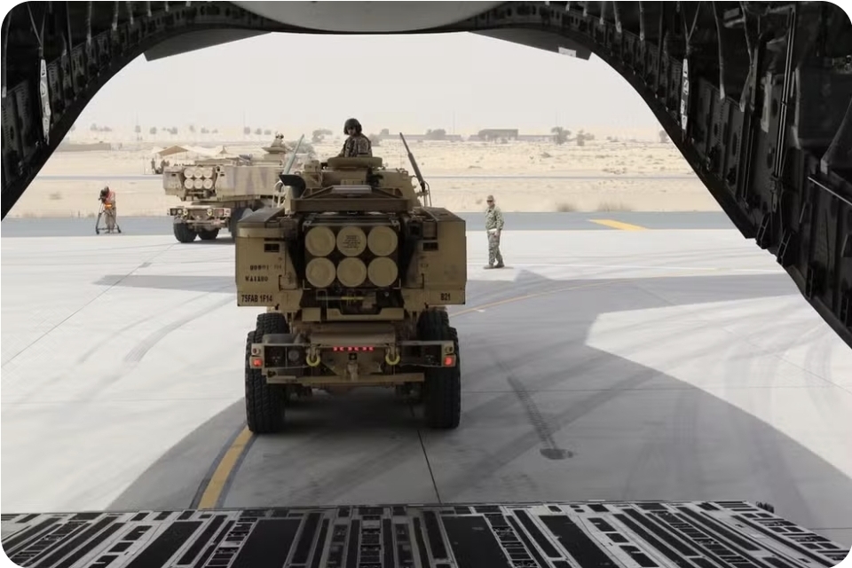 Irã diz que bombardeou base secreta dos EUA nos Emirados Árabes e alojamento de soldados no Bahrein