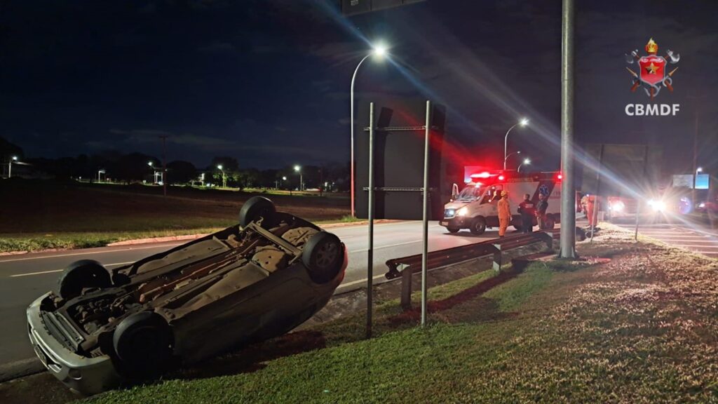 carro-capota-perto-do-balao-do-aeroporto-de-brasilia-e-interdita-faixa.-veja-video