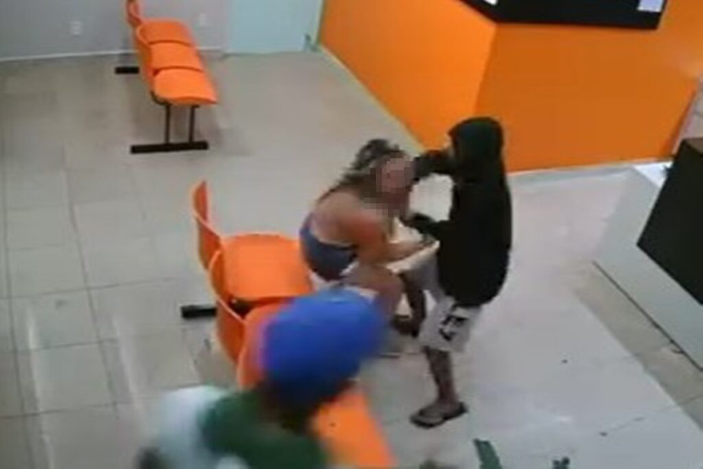 ladroes-invadem-clinica-no-df,-mulher-reage-a-assalto-e-impede-roubo.-veja-video