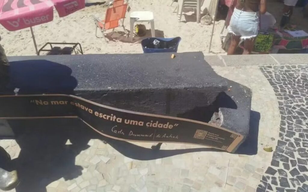 turista-danifica-estatua-de-carlos-drummond-ao-tentar-abrir-coco-no-rj