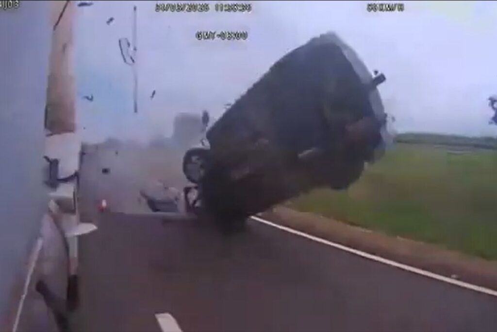 carro-“voa”-e-capota-4-vezes-apos-motorista-dormir-e-bater-em-caminhao.-veja-video