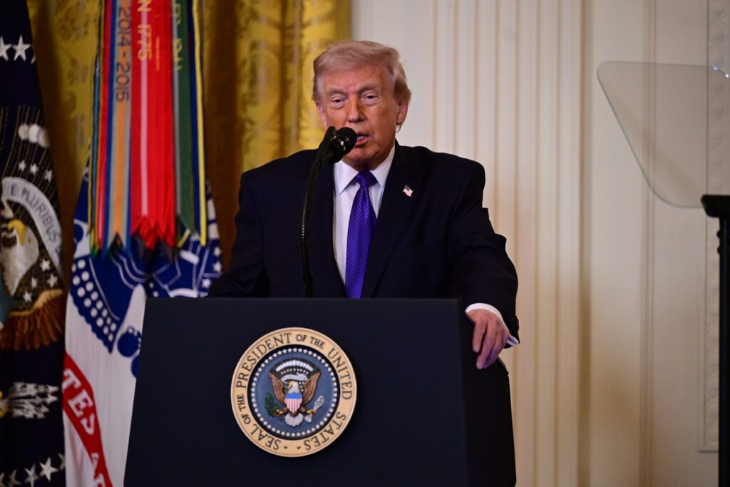 trump-faz-pronunciamento-sobre-guerra-no-ira.-siga-no-youtube