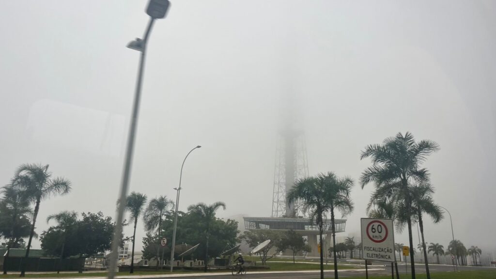 nevoeiro-toma-conta-do-distrito-federal-na-manha-desta-quinta-(2/4)