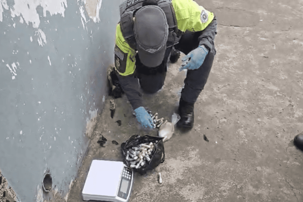 quatro-bolivianos-sao-presos-ao-transportar-cocaina-em-onibus-no-bras.-veja-video