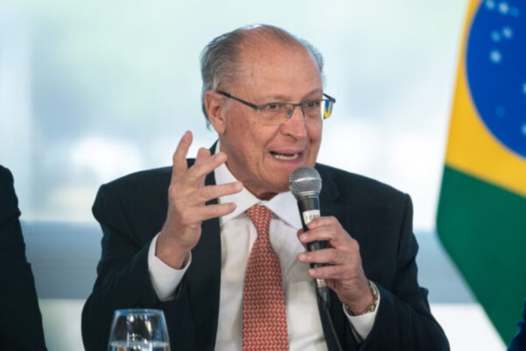 “quem-defende-ditadura-nao-deveria-ser-candidato”,-diz-alckmin
