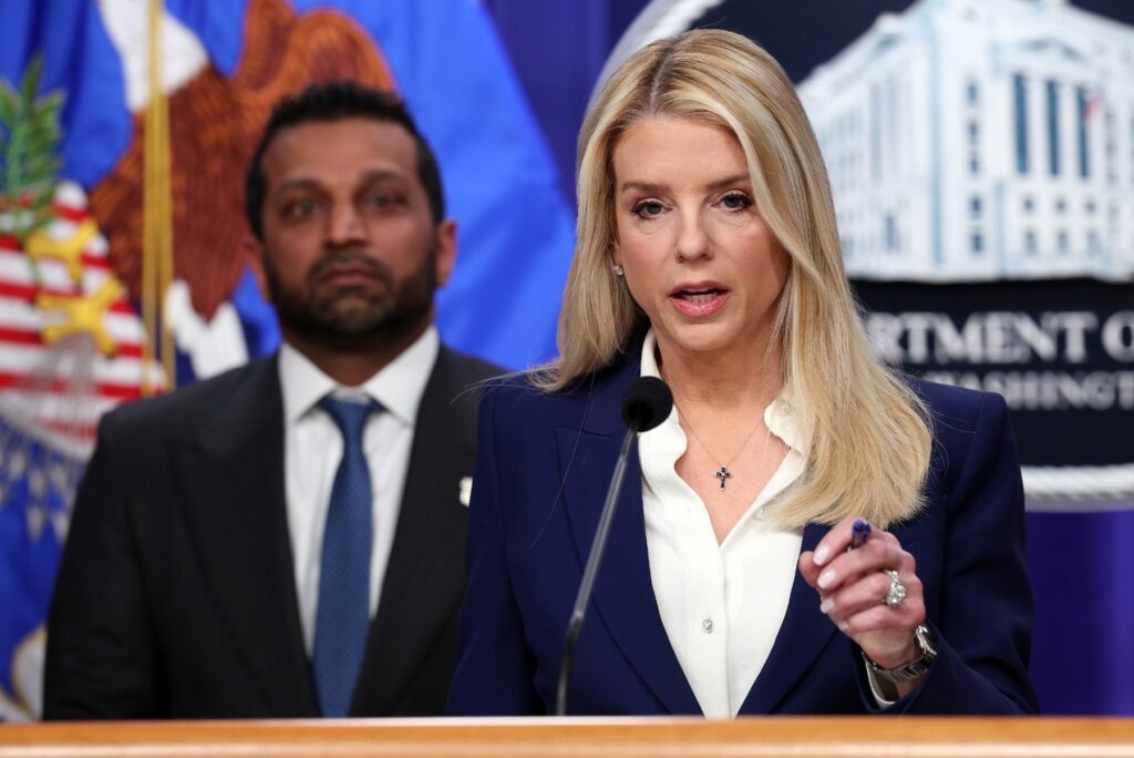demissao-de-pam-bondi-pode-estar-ligada-a-atuacao-dela-no-caso-epstein