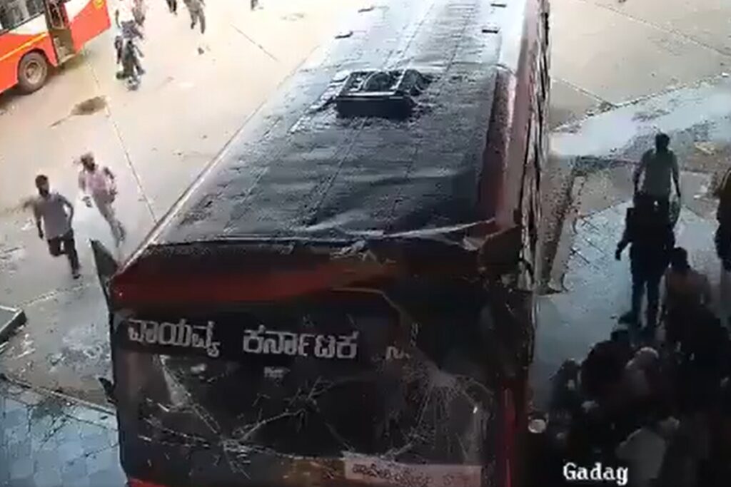 onibus-invade-terminal,-mata-crianca-e-deixa-4-feridos-na-india.-video
