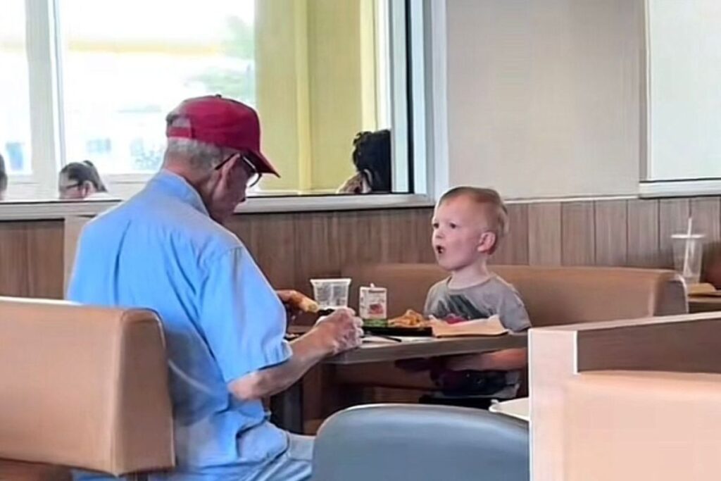 crianca-ve-idoso-comendo-sozinho-e-decide-agir;-gesto-comove-a-web