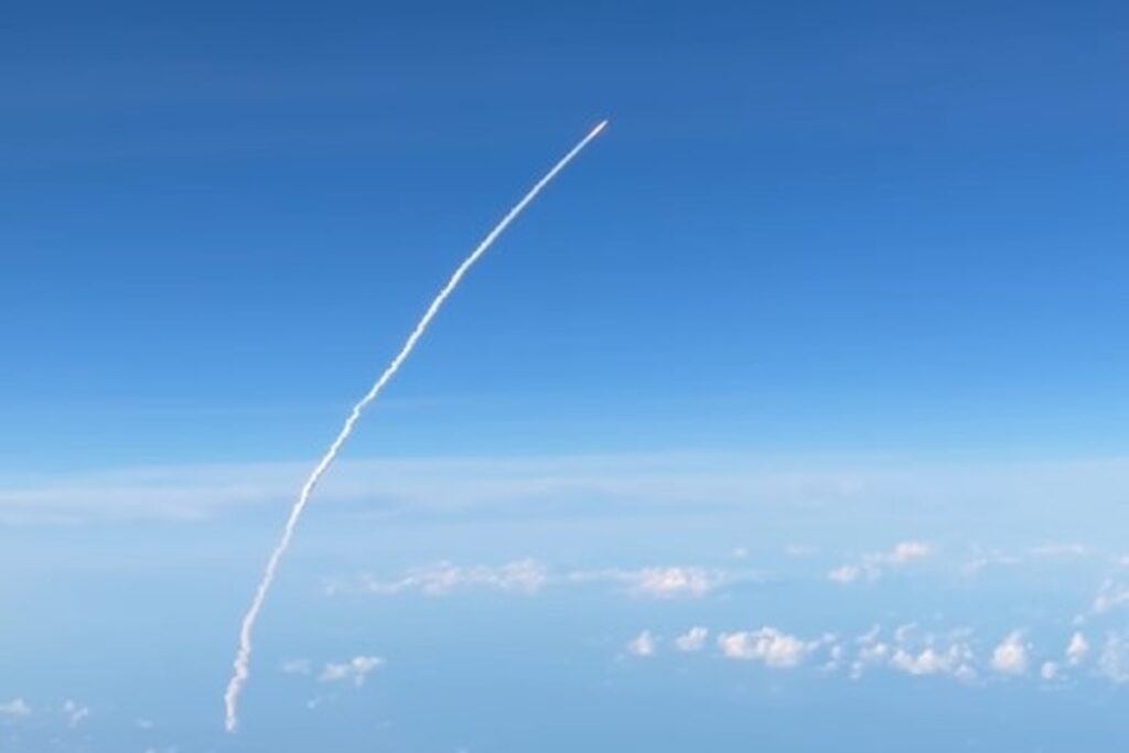 cantora-registra-decolagem-da-artemis-ii-de-dentro-de-aviao-e-viraliza