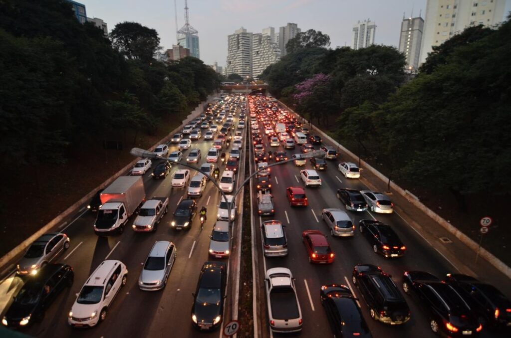 sao-paulo-tem-mais-de-1-mil-km-de-congestionamento-na-vespera-de-feriado