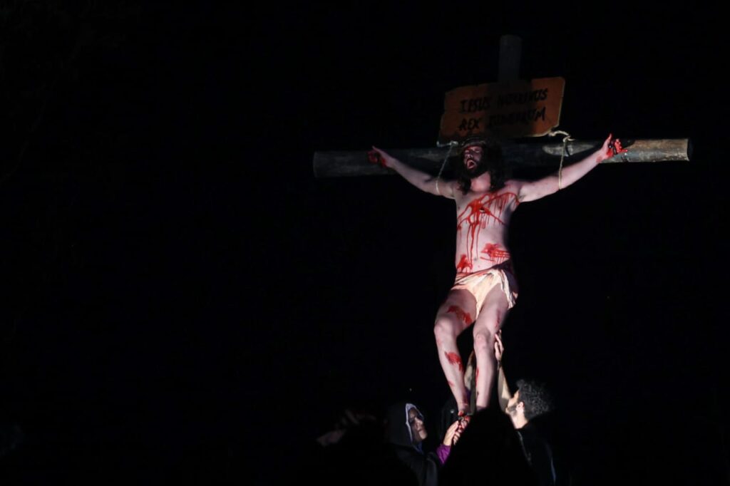 com-traducao,-metropoles-transmite-nesta-sexta-a-via-sacra-com-papa-leao