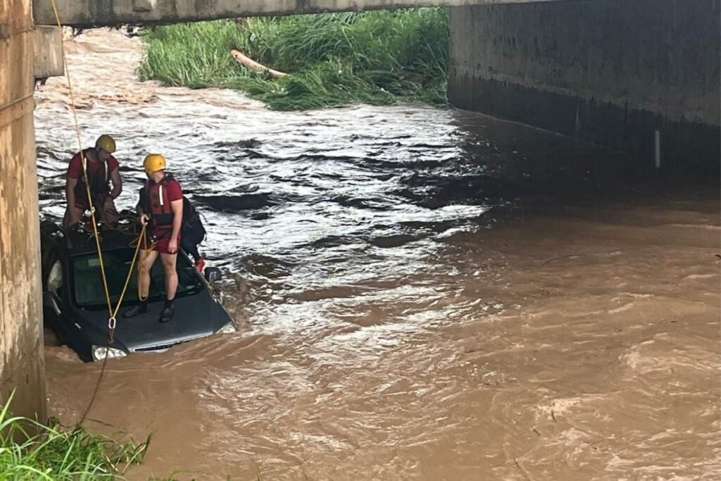 mulher-desaparece-apos-carro-cair-em-ribeirao-durante-temporal-em-sp