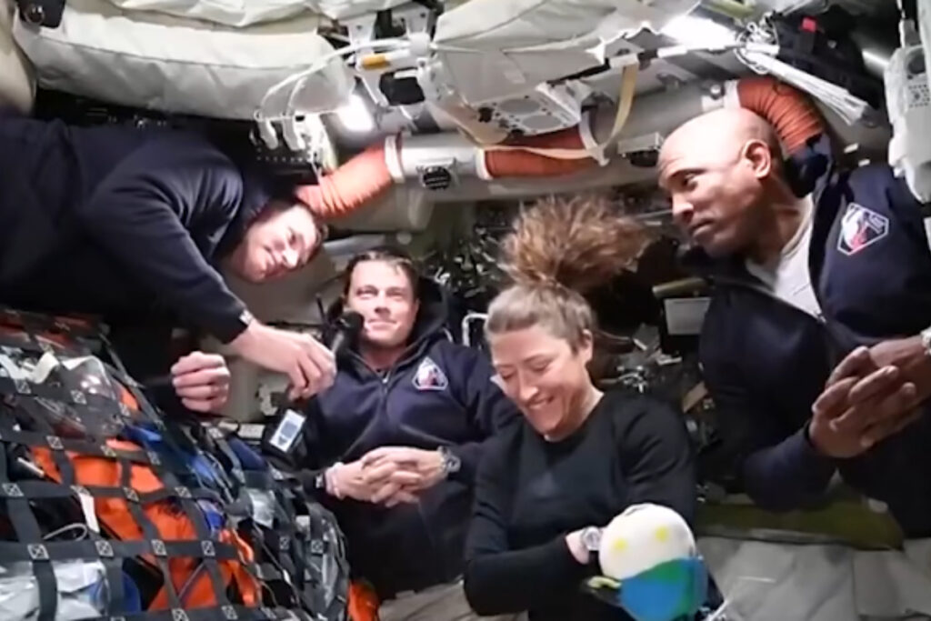 “encanadora-espacial”,-diz-astronauta-apos-conserto-de-banheiro-na-artemis-ii