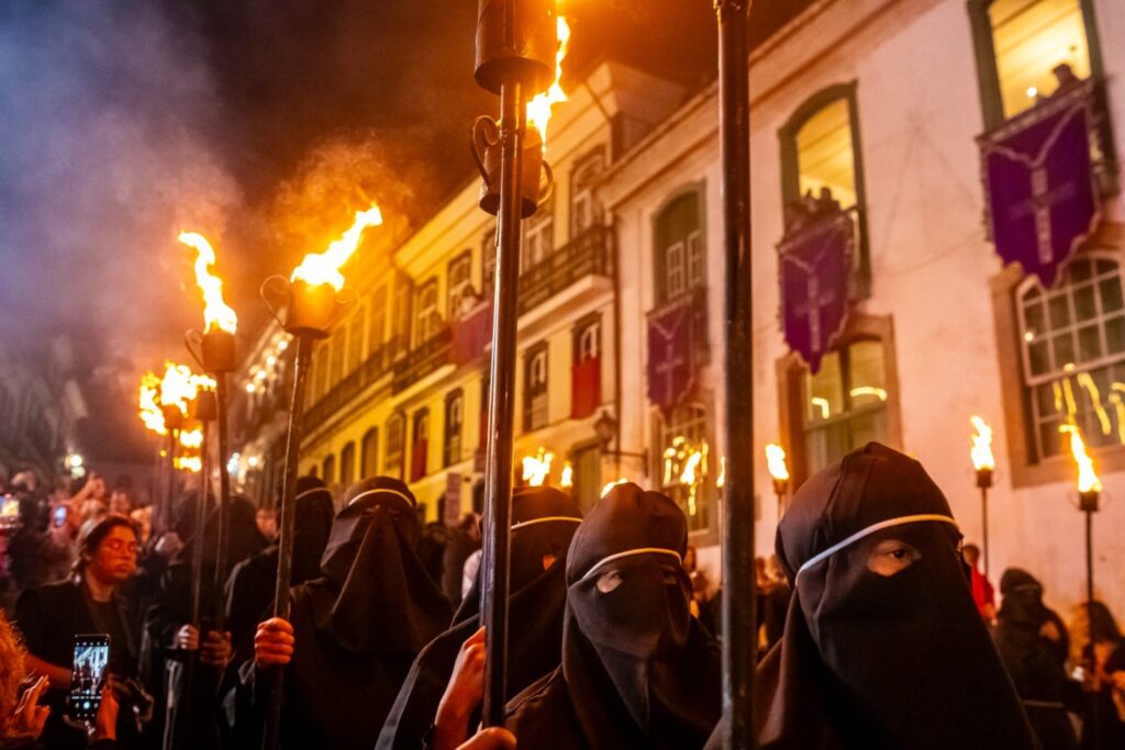 procissao-do-fogareu-ilumina-as-ruas-de-ouro-preto-e-reune-fieis.-veja-video