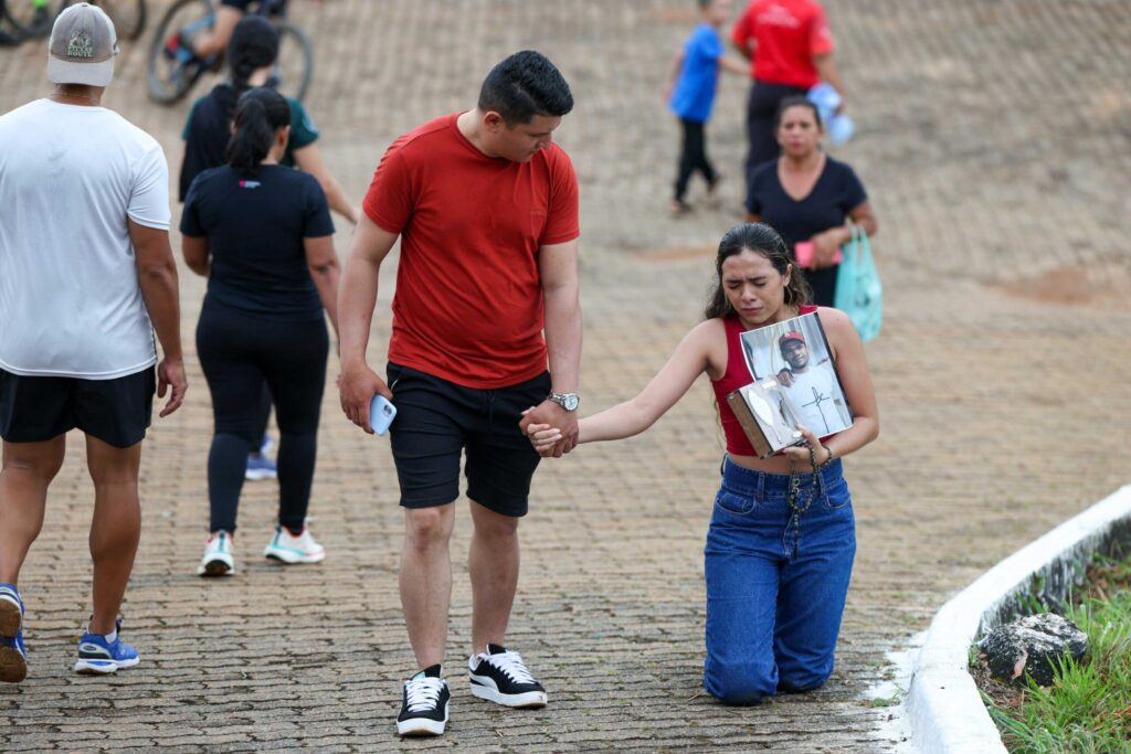 via-sacra:-fieis-se-emocionam-ao-pagar-promessas-no-morro-da-capelinha