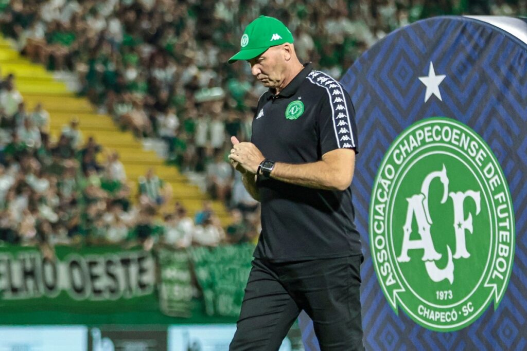 chapecoense-demite-treinador-apos-levar-goleada-do-atletico-mg