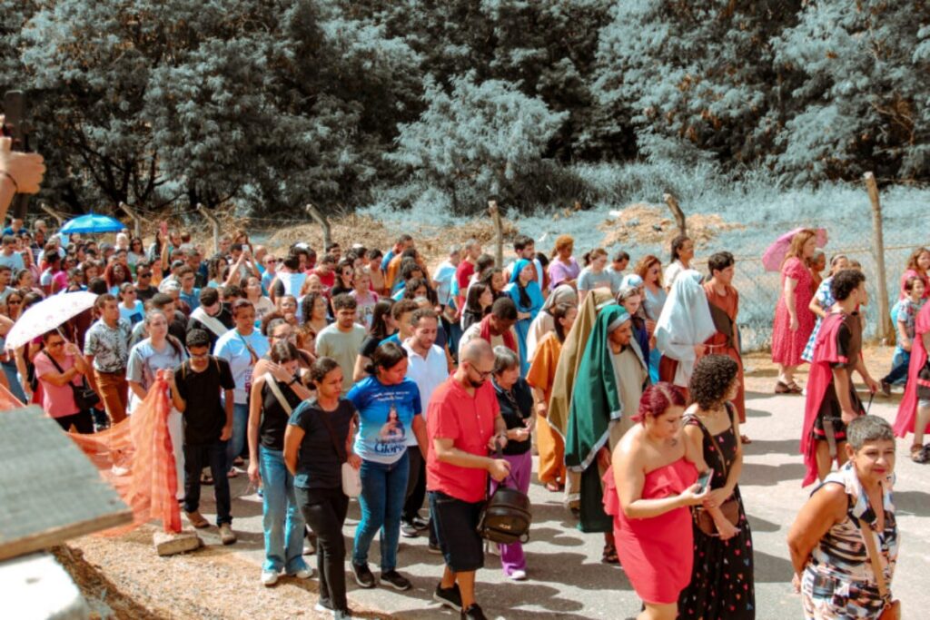 via-sacra-e-encenada-no-alto-da-serra-da-piedade-em-caete-(mg).-video