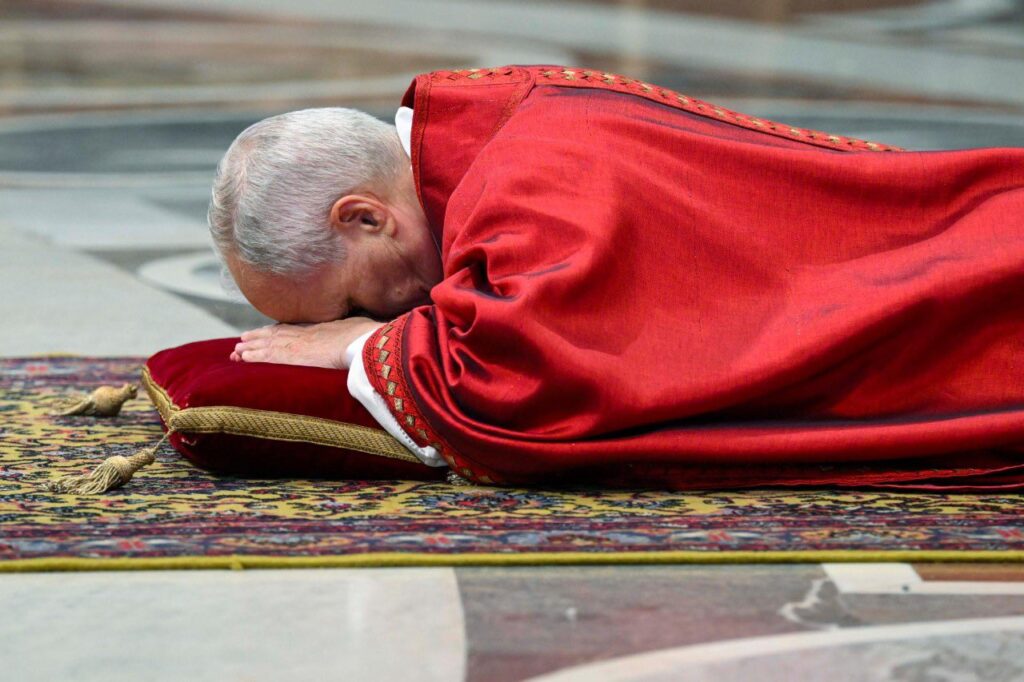 papa-leao-xiv-reza-deitado-ao-celebrar-a-paixao-de-cristo