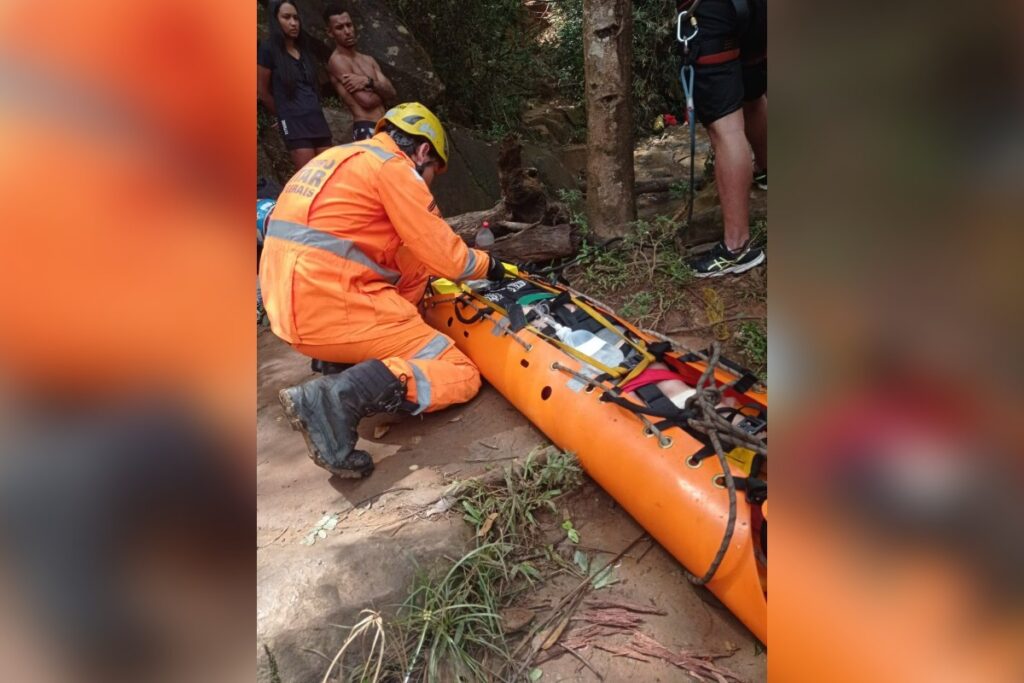 mulher-cai-de-uma-altura-de-10-metros-em-cachoeira-em-brumadinho-(mg)