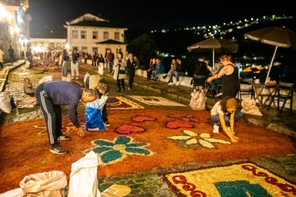 15-toneladas-de-serragem-serao-usadas-nos-tapetes-de-ouro-preto