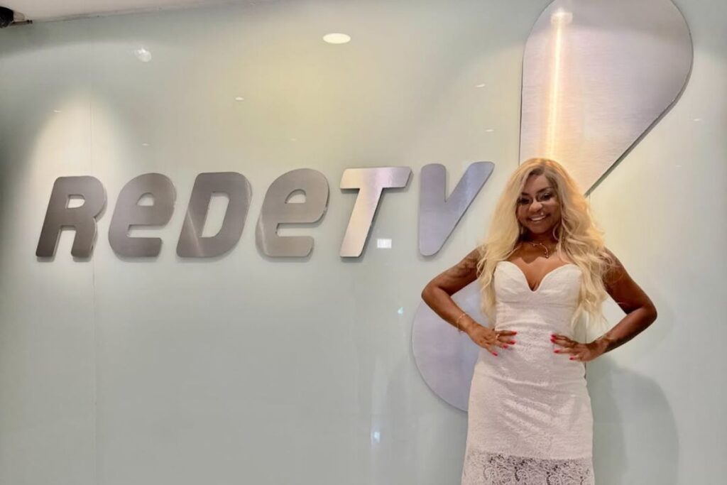 redetv!-coloca-cariucha-para-comentar-fofocas-e-famosa-toma-atitude