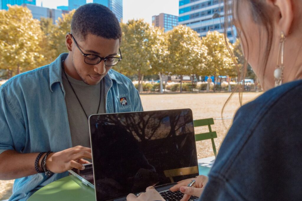 gen-z-troca-“pausa-no-cafe”-por-ida-a-cemiterio-para-desestressar