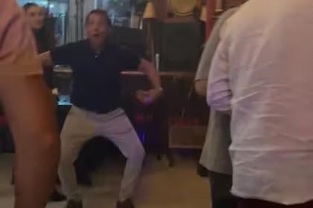 pai-de-argentina-re-por-injuria-e-gravado-repetindo-gestos-racistas.-video