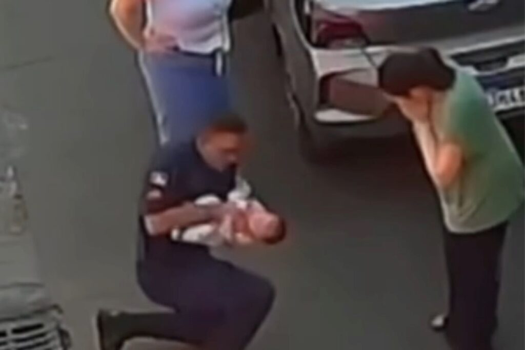 bebe-recem-nascido-e-salvo-por-bombeiro-apos-se-engasgar-no-rs.-video