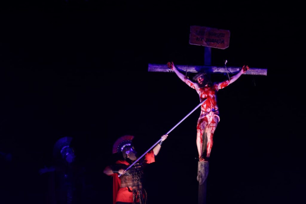 via-sacra-leva-100-mil-fieis-ao-morro-da-capelinha,-em-dia-de-fe-e-oracao.-veja-video