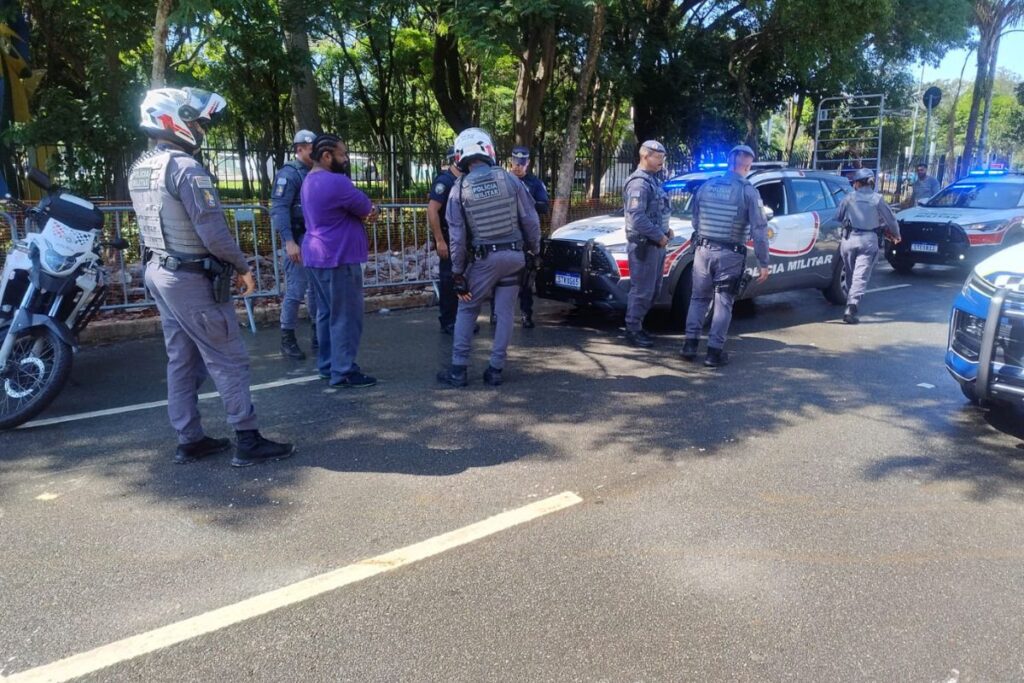 “filme-de-terror”:-homem-e-confundido-e-detido-4-vezes-por-smart-sampa.-video