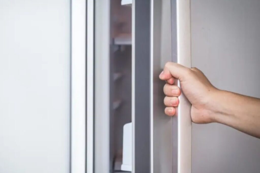 sc:-homem-morre-eletrocutado-ao-tentar-consertar-geladeira-de-casa