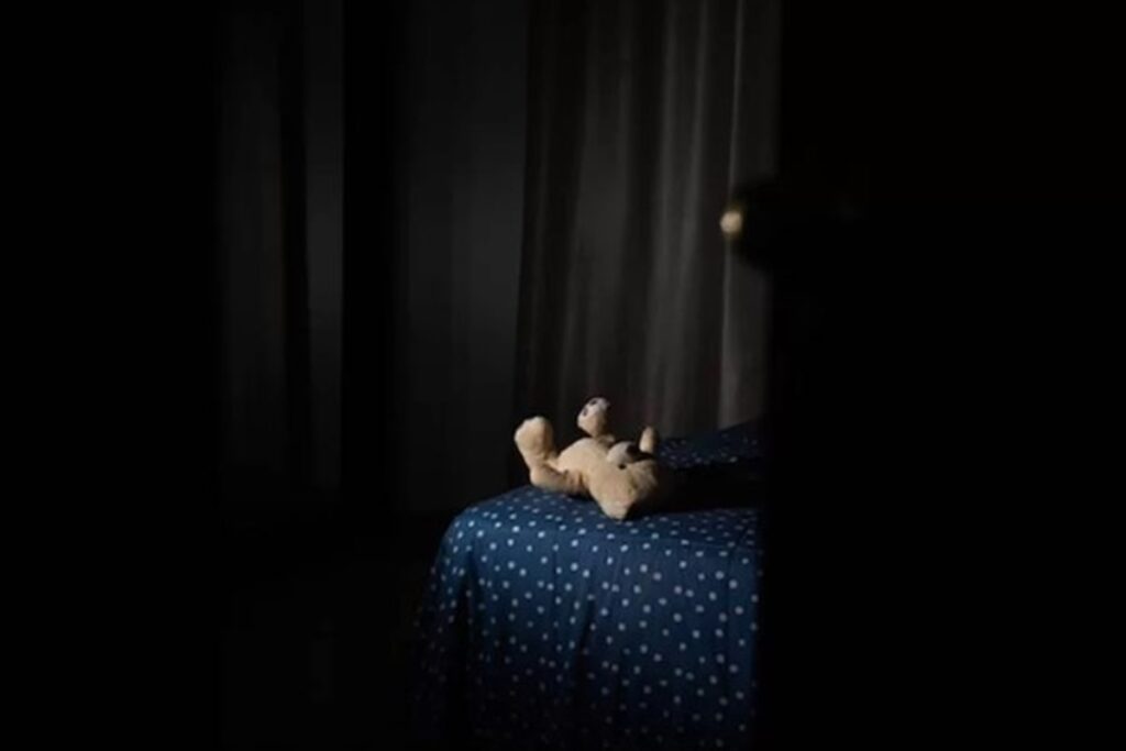 mae-espanca-a-propria-filha,-grava-as-cenas-e-manda-para-o-companheiro