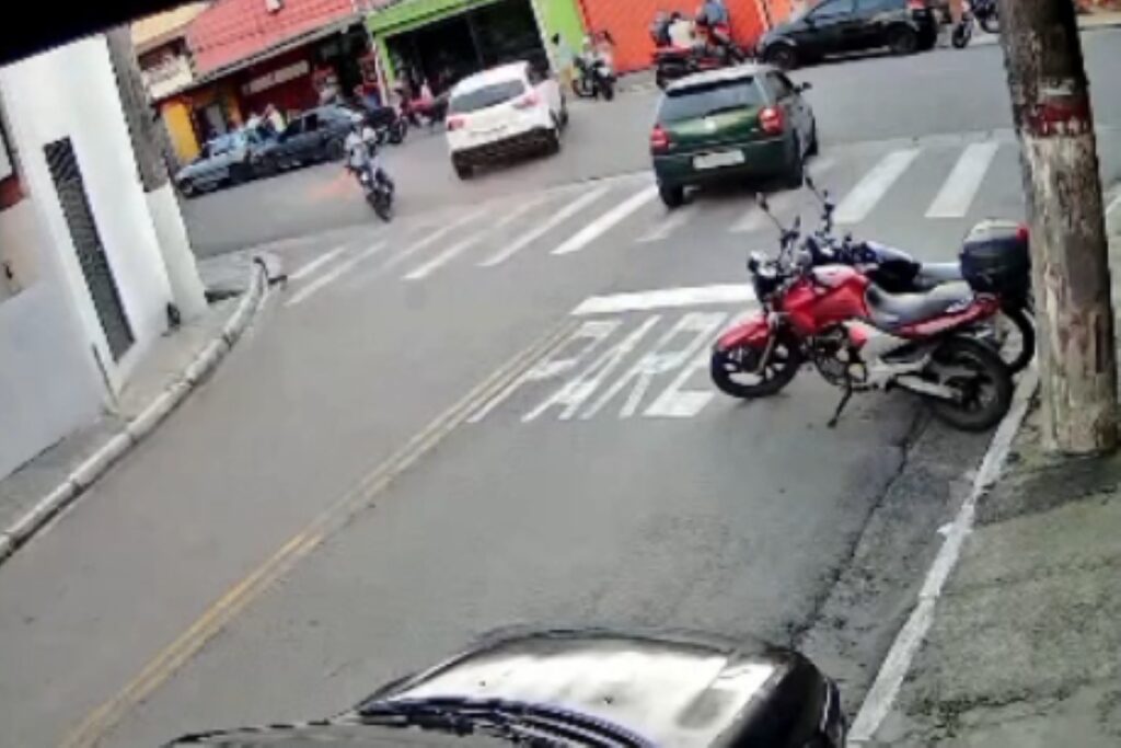 camera-de-seguranca-flagrou-motorista-bebado-atropelando-criancas.-video-forte